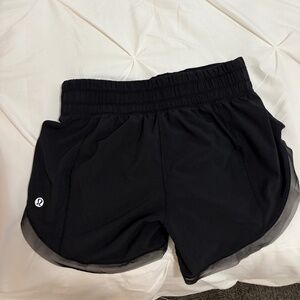 Lululemon Hotty Hot Shorts 2.5’